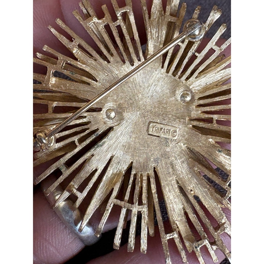 Vintage Trifari Gold Tone Sunburst Brooch Starburst Pyramid 1960s Cabichon - Picture 5 of 5